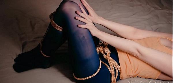  Yellow-blue tied legs in nylon stockings